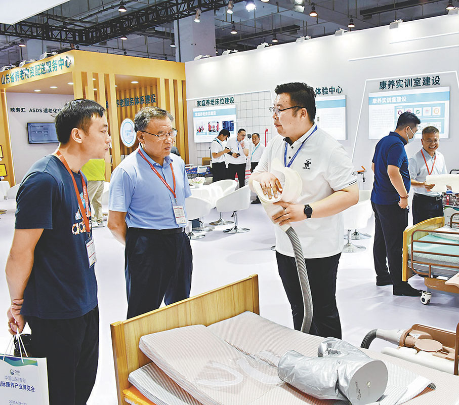◆激發銀髮經濟活力，為「老」問題尋求新解法。圖為2023中國山東（青島）國際康養產業博覽會，參觀者在展會上了解居家養老護理設備。資料圖片