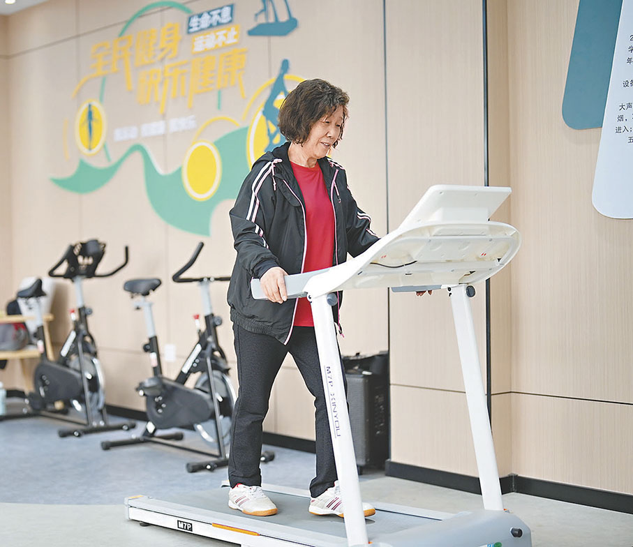 ◆早前，老年人在河北唐山市豐南區青年路街道新興社區養老服務中心內健身。資料圖片