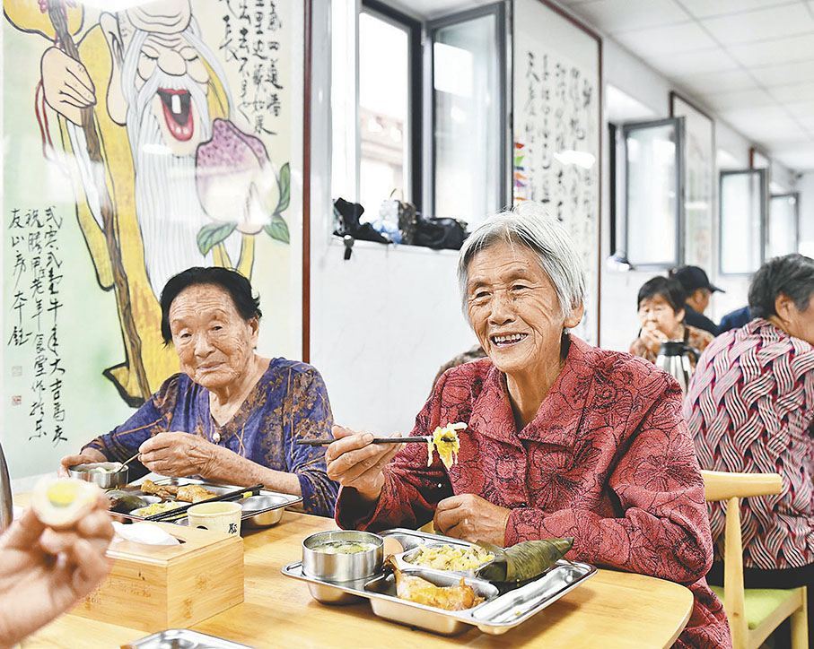 ◆早前在山東乳山市城區街道騰甲莊村幸福食堂，老人們在享用午餐。在這裏，居家養老的75歲以上老人免費就餐。 資料圖片