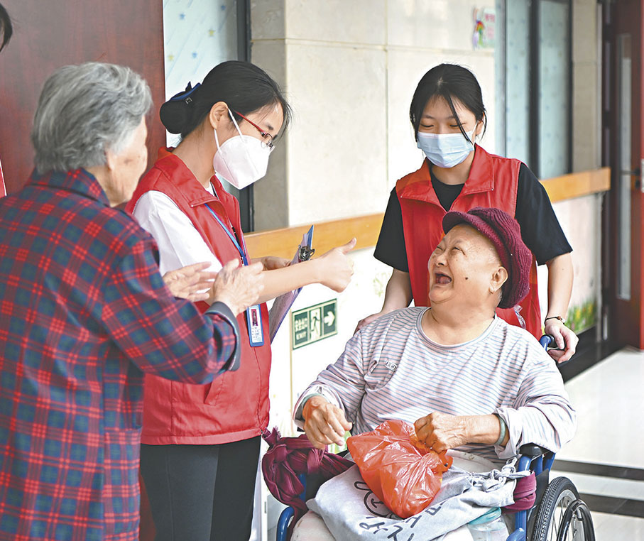 ◆廣東省廣州市南沙區養老院，工作人員與老人聊天。 資料圖片