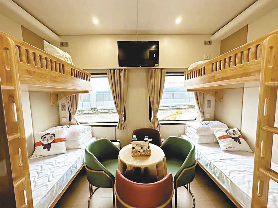 ◆以硬座車廂改造的高級軟臥和高級硬臥車廂設置有淋浴間、衞生間、洗臉間、更衣室等功能區，還分別配有沙發圓桌、衣櫃、收納倉、電視、呼叫器等設施，非常方便。 香港文匯報四川傳真