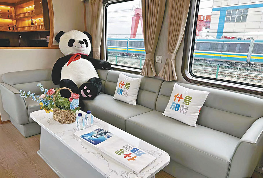 ◆「熊貓專列」內隨處可見熊貓元素。 香港文匯報四川傳真