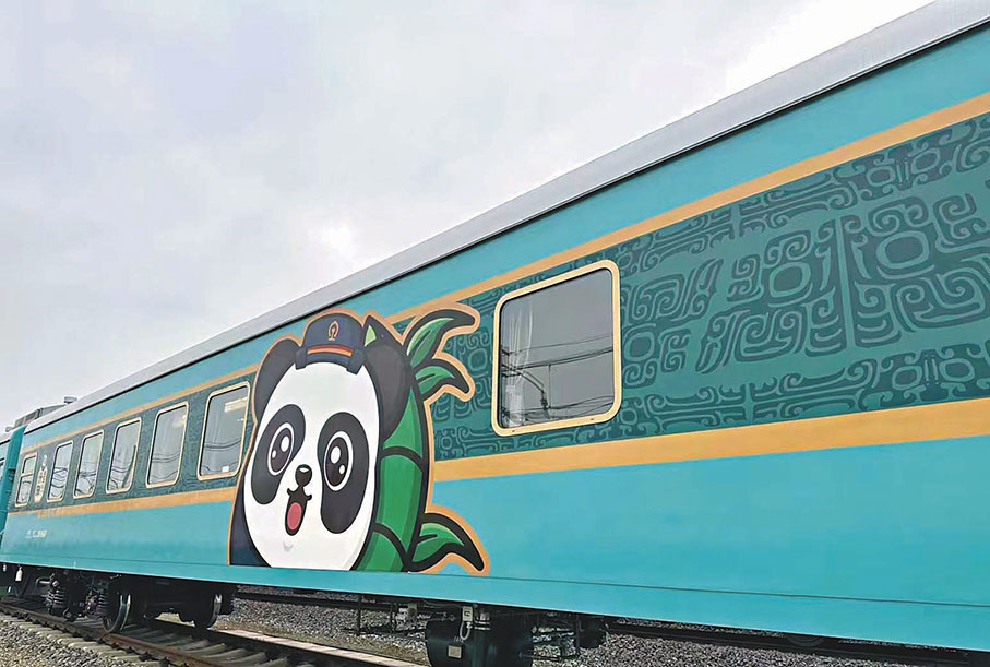 ◆車外，「熊貓專列」徽章和什邡號專屬圖標等圖案靚麗吸睛。 香港文匯報四川傳真