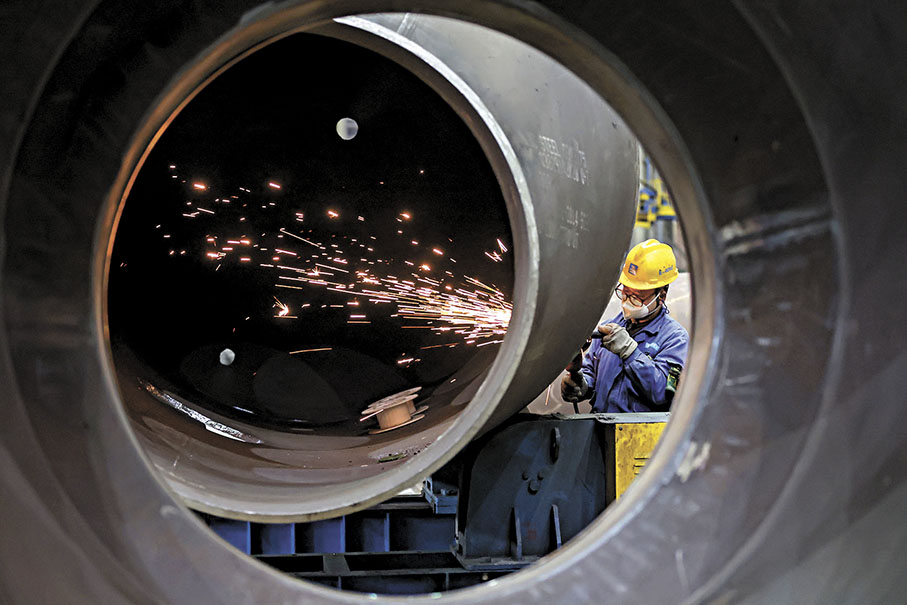 ◆國家統計局最新發布的2月製造業採購經理指數（PMI）錄得49.1%，較1月小幅回落0.1個百分點。圖為2月29日，江蘇南京一工程裝備製造企業，工人在生產線上忙碌工作。 中新社