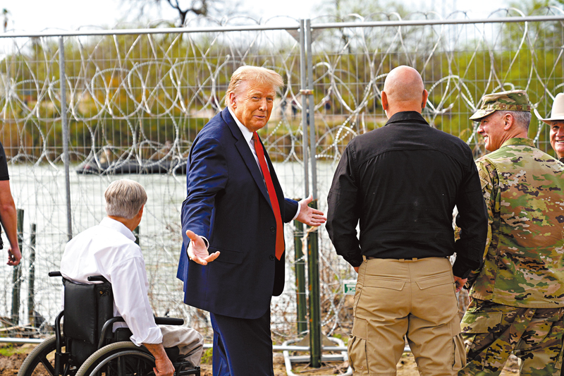 ◆特朗普（左二）稱拜登要為這波「入侵」負責。 美聯社