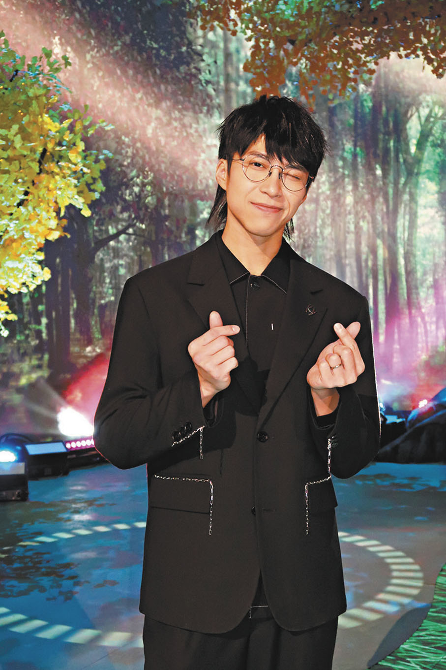 ◆吳業坤大派心心。