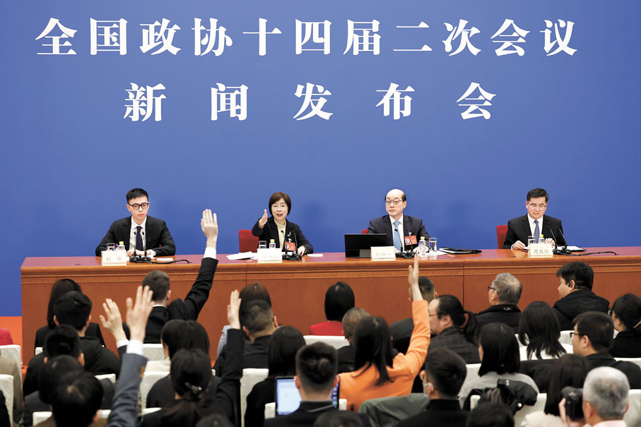 ◆全國政協大會新聞發言人劉結一（台上右二）向中外記者介紹本次大會並回答記者提問。 新華社