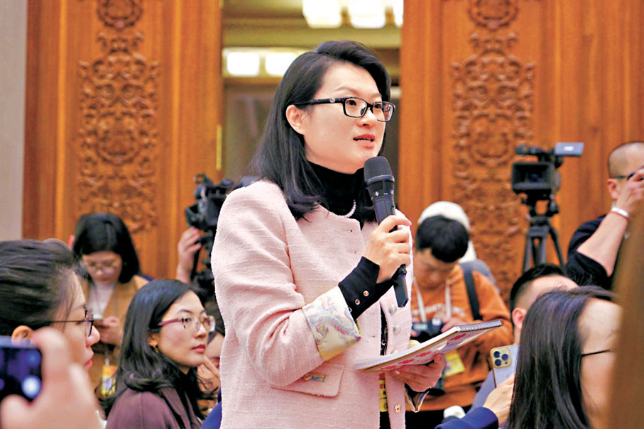 ◆香港文匯報記者馬靜在新聞發布會上向發言人劉結一提問。香港文匯報北京傳真