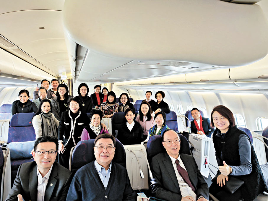 ◆部分港區全國人大代表、全國政協委員上機赴京。