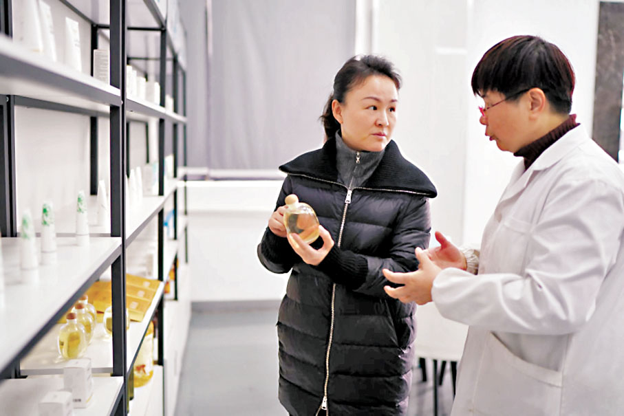 ◆明經華（左）在位於江西贛州市章貢區的贛州哈克生物科技有限公司調研油茶深加工產業。 網上圖片
