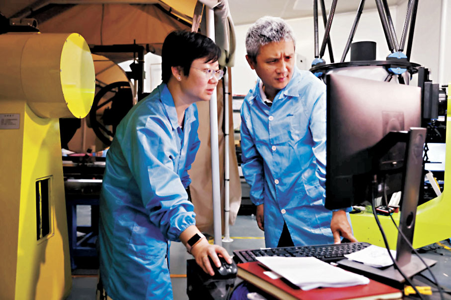 ◆在中國科學技術大學上海研究院實驗室，印娟（左）和同事在查看實驗數據。 網上圖片