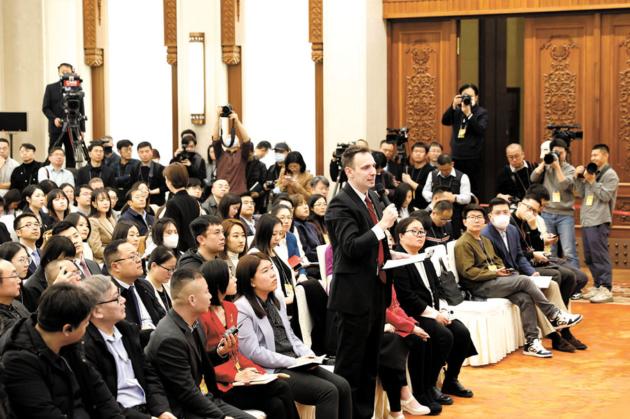 ◆3月3日，全國政協十四屆二次會議新聞發布會在北京人民大會堂舉行。圖為美國國際市場新聞社記者提問。中新社