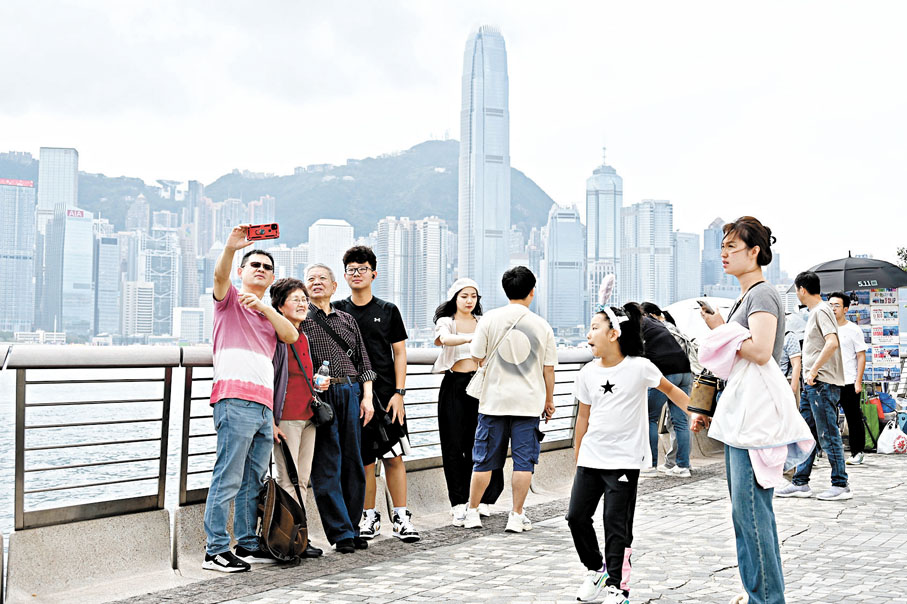 ◆楊潤雄表示，內地和東南亞的訪港旅客量恢復情況相當好。圖為旅客於香港尖沙咀星光大道一帶遊玩。資料圖片