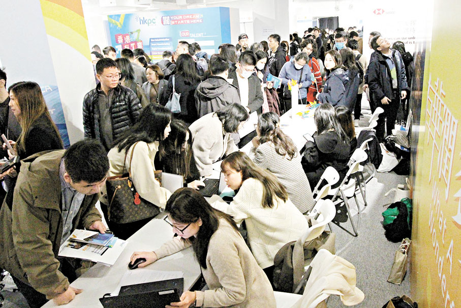 ◆逾60間公司在招聘展覽設攤位、逾200間公司在線上接受應徵者申請，合共提供約3,000個職位，吸引大批高才到場。香港文匯報記者黃艾力  攝
