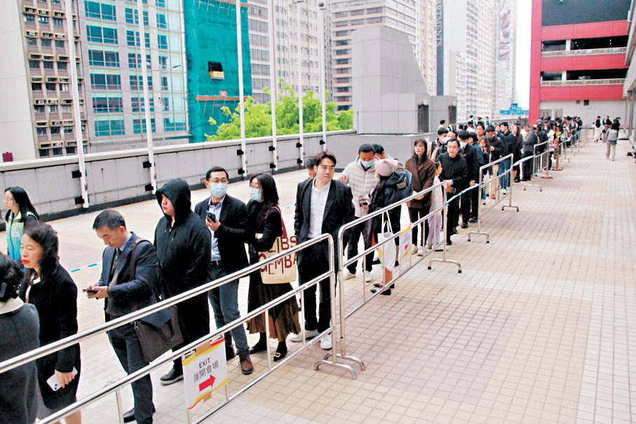 ◆香港高才招聘展覽會場外有大批高才應聘者在排隊等候。香港文匯報記者黃艾力  攝