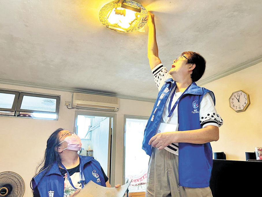 ◆田灣關愛隊隊員上門為獨居長者更換電燈泡。