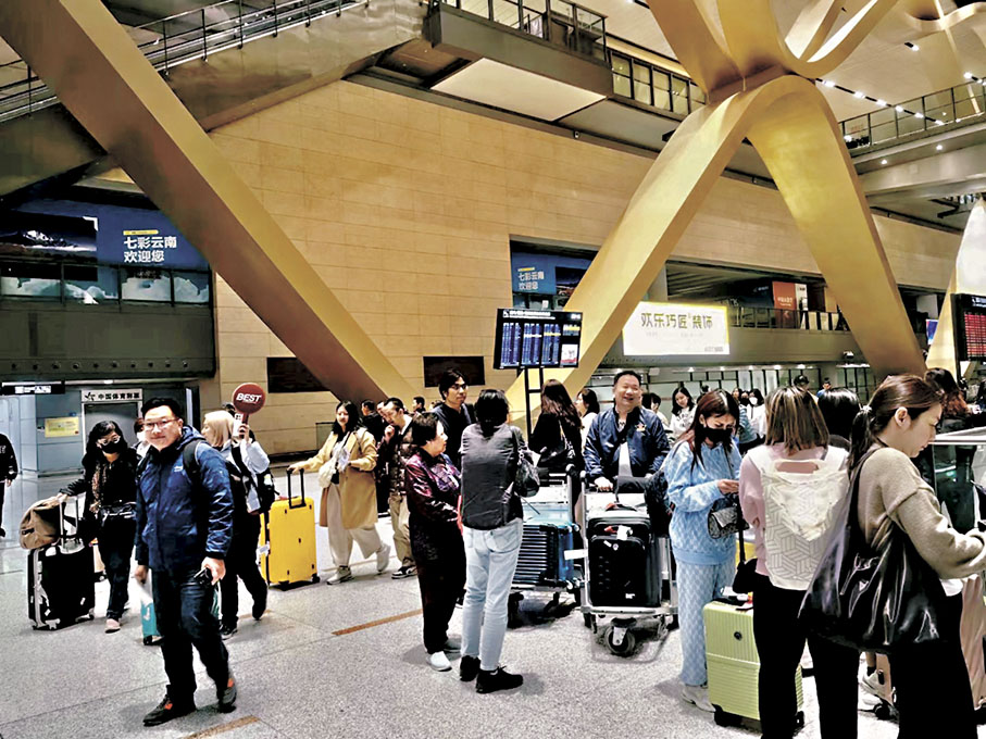 ◆中泰免簽首日，首批泰國遊客順利入境昆明。 香港文匯報雲南傳真