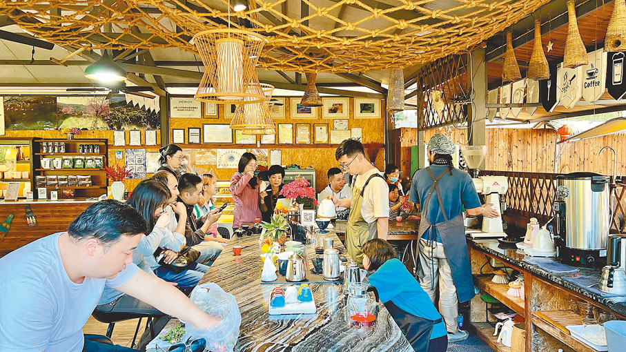 ◆普洱咖啡莊園裏每天都有來自不同地方的遊客前來體驗。