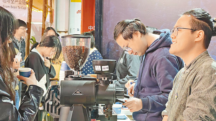 ◆中國（普洱）國際咖啡博覽會展會上各地前來的咖友對普洱咖啡饒有興趣。