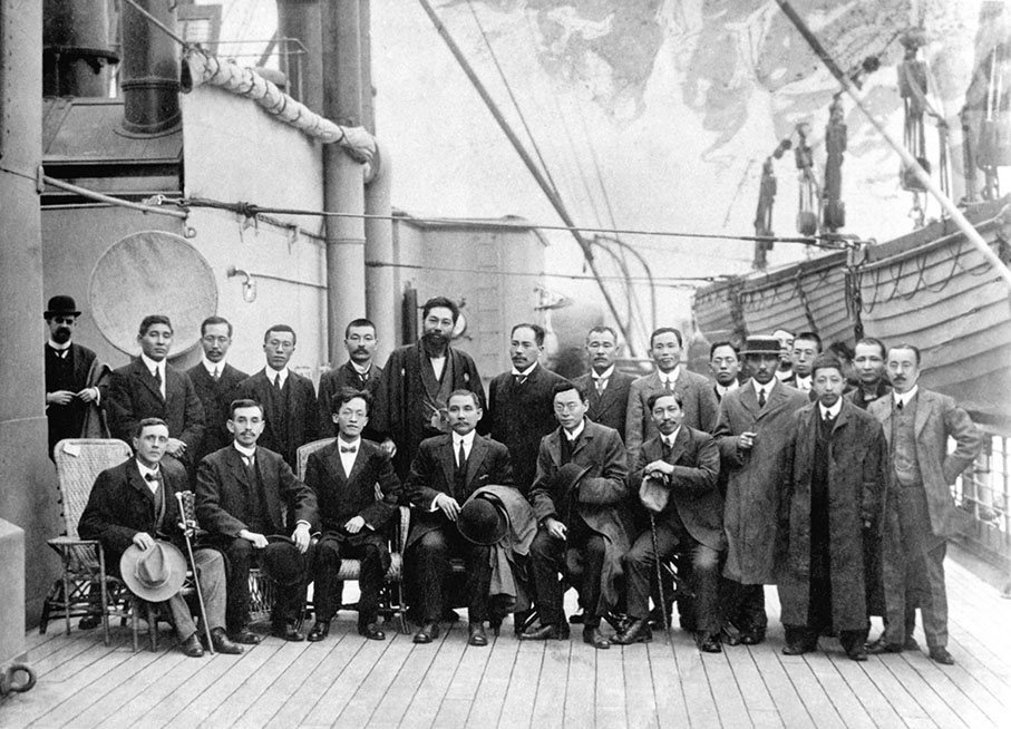 ◆ 1911年孫中山回國途經香港，與友人在船上合照。 資料圖片
