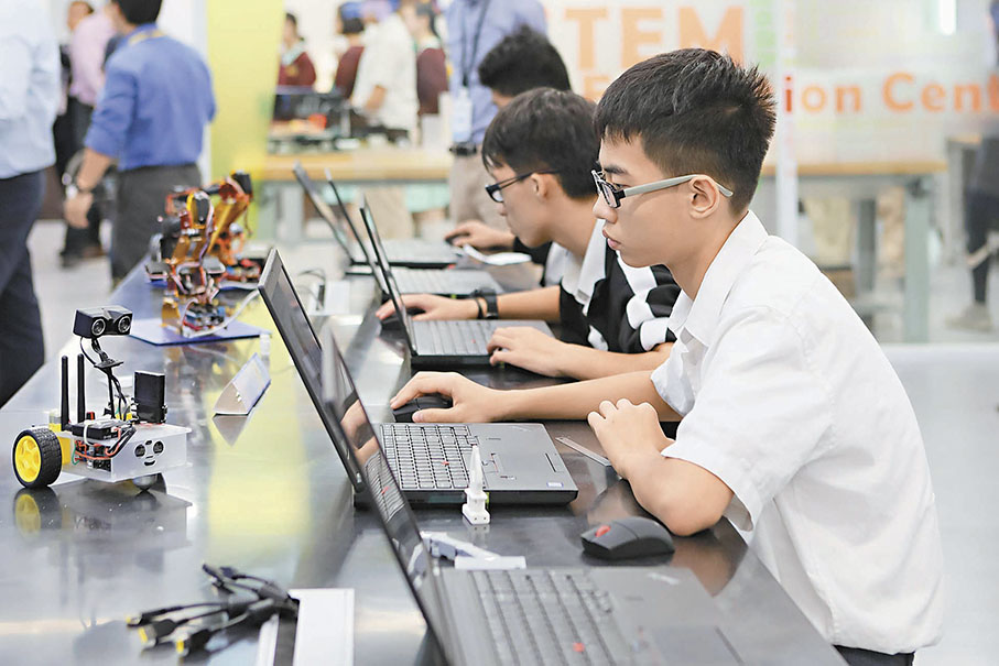◆ 香港學生PISA表現卓越。圖為學生正在通過電腦調試編程控制機械人。 資料圖片