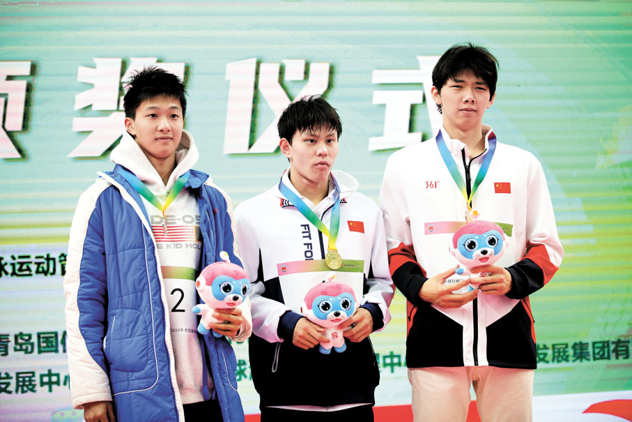 ◆廖家良（中）斬獲男子100米蛙泳決賽金牌。中新社