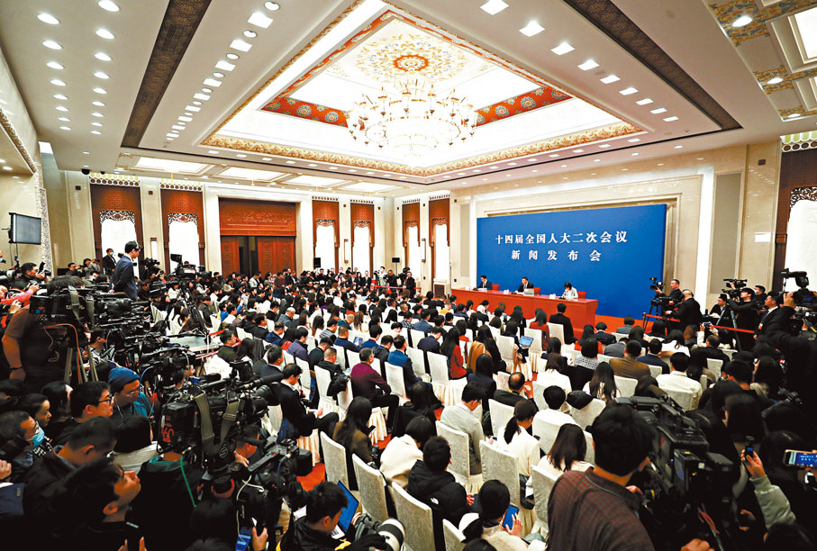 ◆3月4日，十四屆全國人大二次會議在北京人民大會堂舉行新聞發布會。大會發言人婁勤儉就大會議程和人大工作相關問題回答中外記者的提問。 新華社