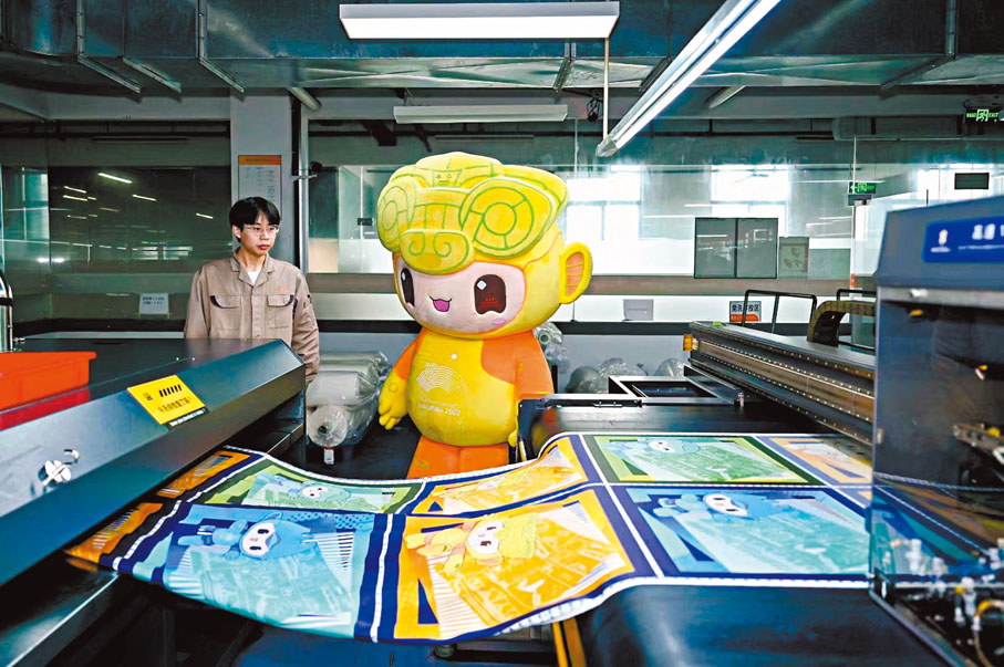 ◆人工智能大模型技術走進絲綢產業。圖為杭州亞運吉祥物「探訪」亞運絲巾生產線。