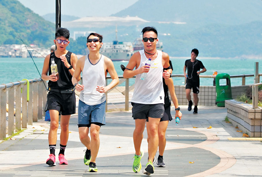 ◆衞生署的調查發現，香港15歲至84歲人士之中，32.6%屬肥胖，因此鼓勵市民多運動。圖為市民在東區海濱長廊慢跑。 資料圖片