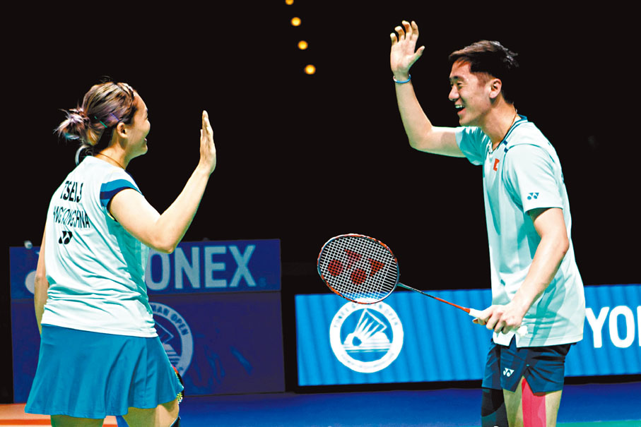◆鄧俊文（右）與謝影雪慶祝勝利。Badminton Photo圖片