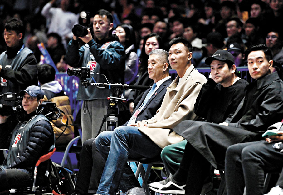 ◆已退役的中國男籃球星易建聯（右三）觀看CBA星銳挑戰賽。 中新社