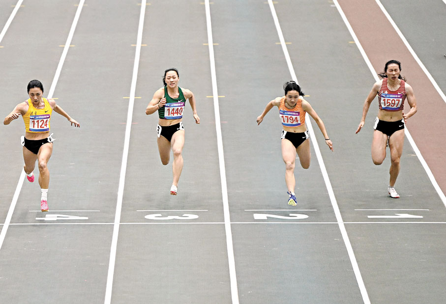 ◆葛曼棋（左一）在女子60米決賽首先衝過終點。 新華社
