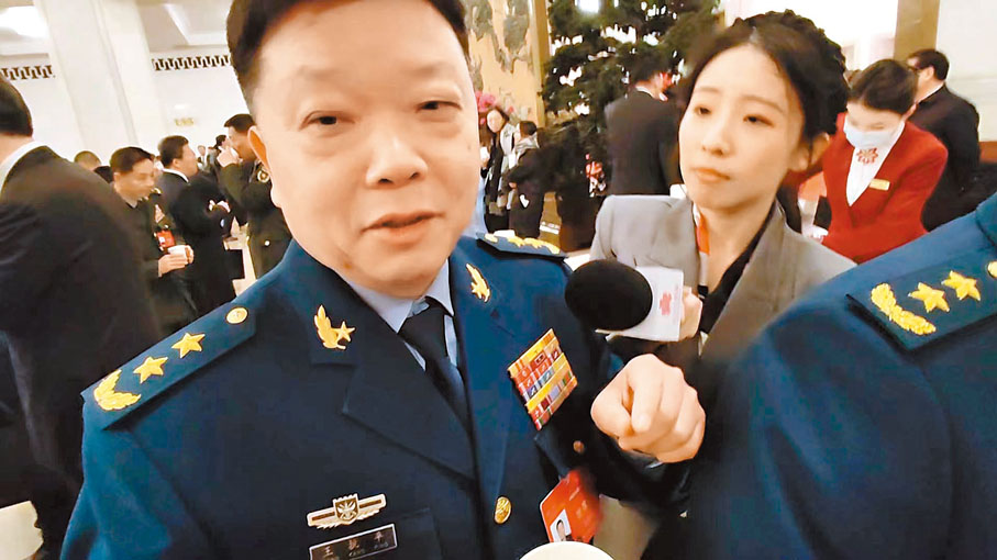 ◆香港文匯報記者採訪中國人民解放軍空軍中將王抗平。 香港文匯報記者馬曉芳  攝