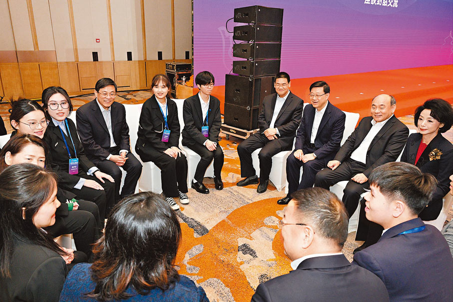 ◆李家超昨日在北京出席香港北京高校校友聯盟「肩負使命  共創未來」2024在京港生座談會，與學生交流。