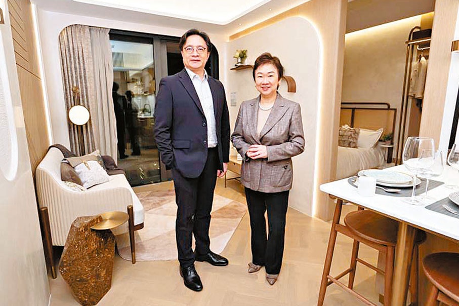 ◆王新興集團王惠貞(右)展示泰峯示範單位。旁為Vertical Journey Ltd黃浩賢。