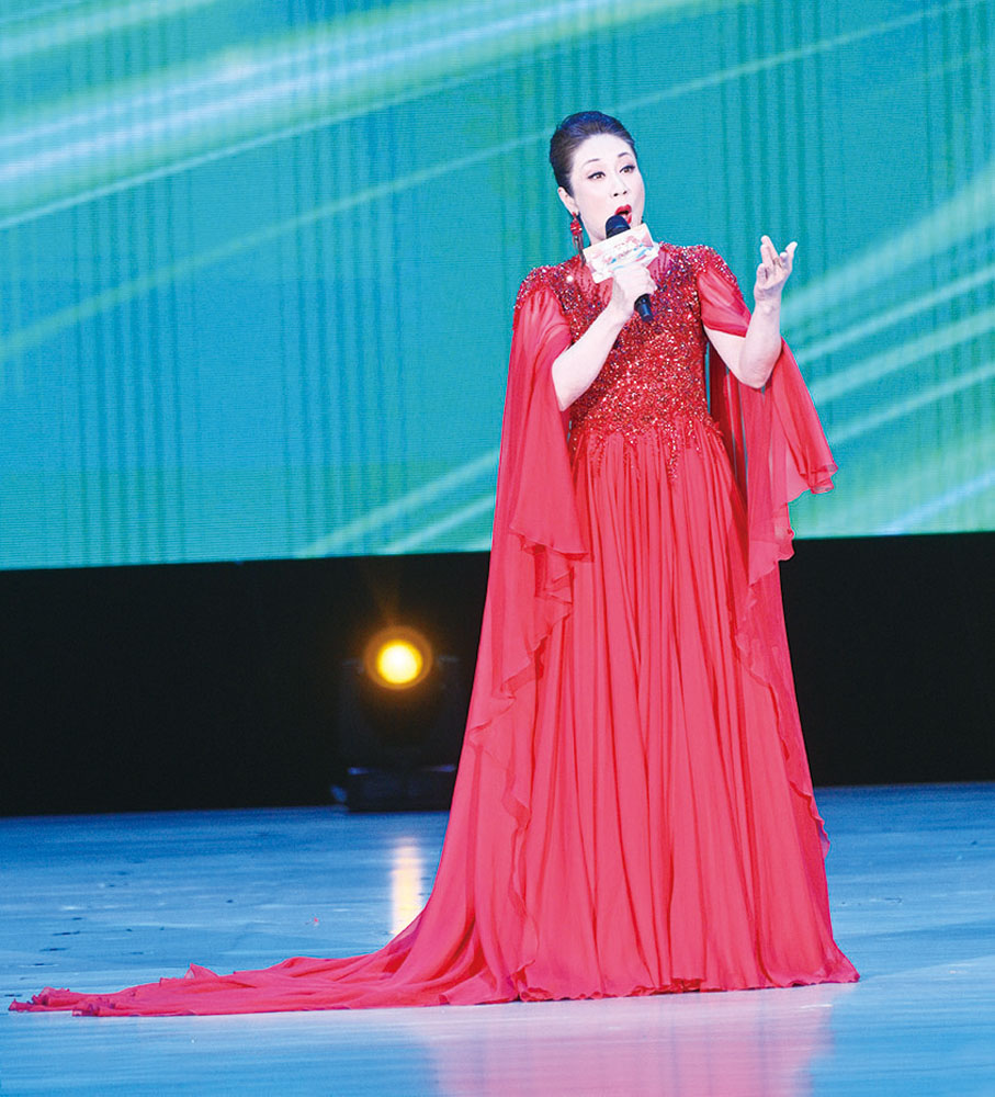 ◆ 中國煤礦文工團副團長李娜女聲獨唱「龍船調」。