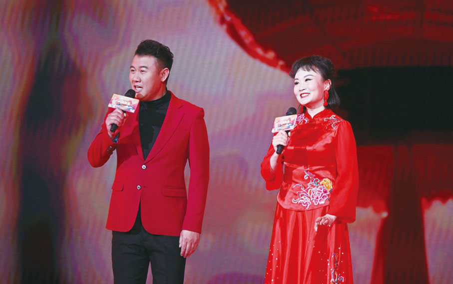 ◆ 田野、尹曉嬌男女聲重唱「掛紅燈」。