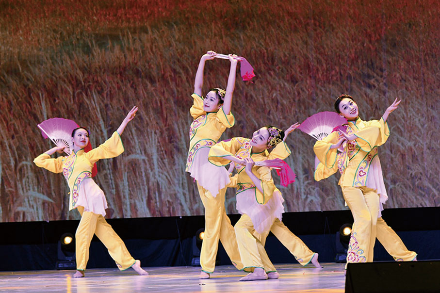 ◆ 歌舞「誰不說俺家鄉好」。