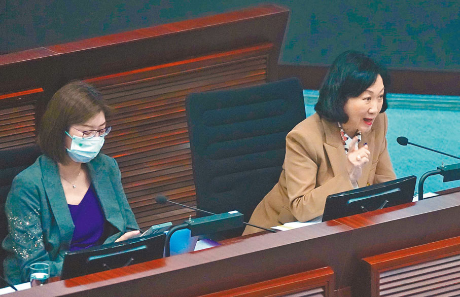 ◆葉劉淑儀（右）昨日要求政府就彭博社的報道作出澄清。 香港文匯報記者曾興偉 攝