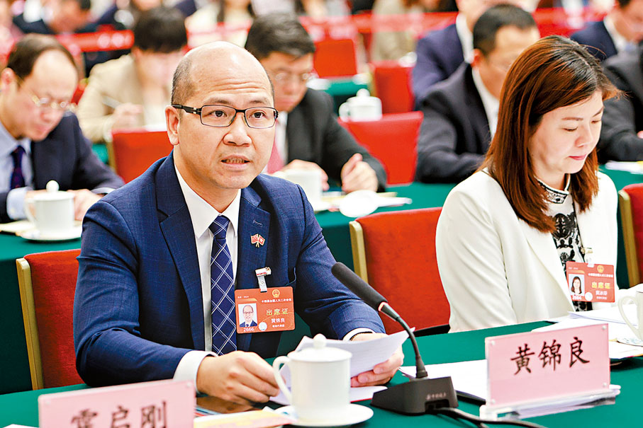 ◆黃錦良（左）表示，希望香港教育工作者能更好地做好培養孩子家國情懷、國民身份認同等工作。 大公文匯全媒體記者  攝
