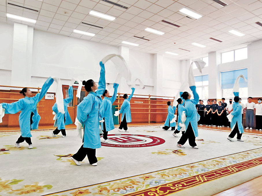 ◆中國戲曲學院的學生們進行課堂訓練。香港文匯報北京傳真