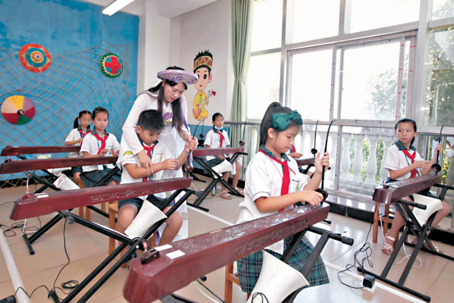 ◆蘇海珍在東興市華僑學校開展獨弦琴社團公益課。香港文匯報廣西傳真