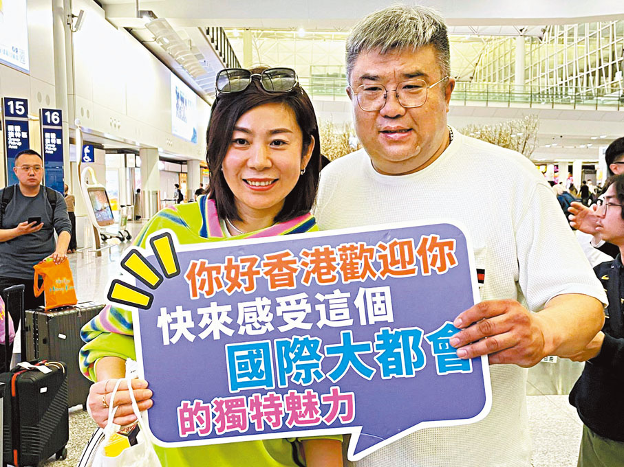 ◆新婚的陳先生和陳太太表示，預算花20萬元人民幣買名牌手袋、眼鏡等。香港文匯報記者張弦  攝