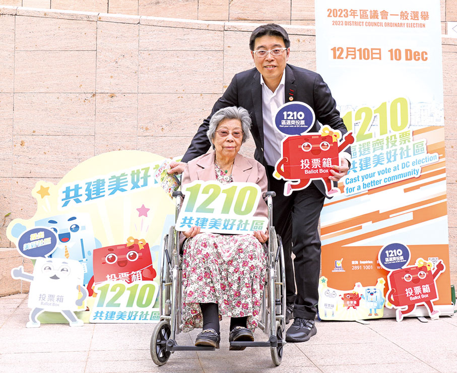 ◆莊紫祥委員和媽媽一起參加1210區議會選舉投票。