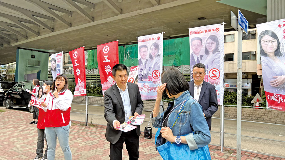 ◆去年區議會選舉期間，譚錦球向市民派發傳單，呼籲支持愛國愛港候選人。