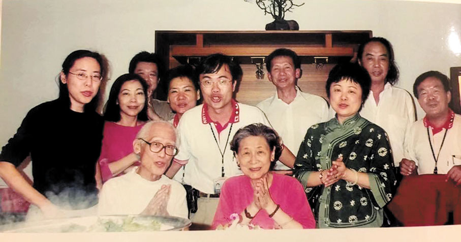 ◆1998年，余光中（前坐左一）70歲大壽，余范我存（前坐右一）、柯經一（中間站立）、王慶華（後右一）等人出席。 作者供圖
