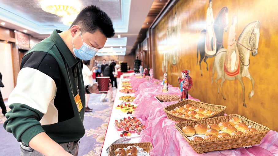◆會場外設置了記者早點供應區，各式廣東美食得到中外記者好評。 香港文匯報記者黃寶儀  攝