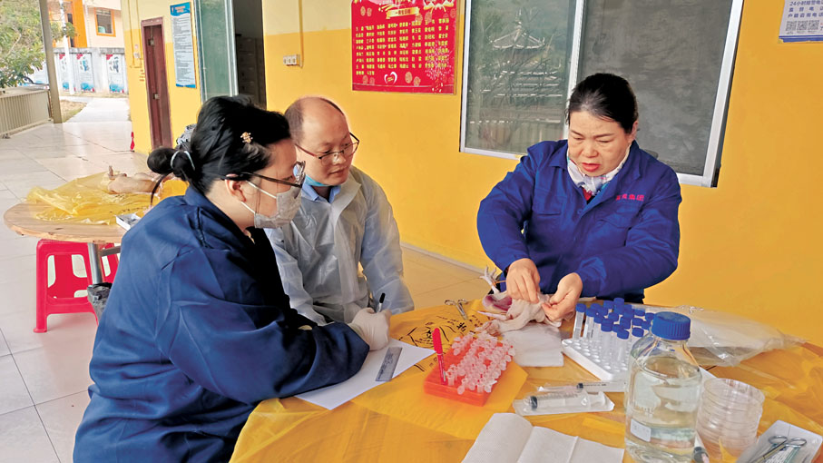 ◆廖玉英（右）在一線為養殖戶提供技術指導。