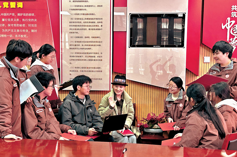 ◆崔巍在杭州高級中學參加「模擬政協提案」，為「00後」點讚。