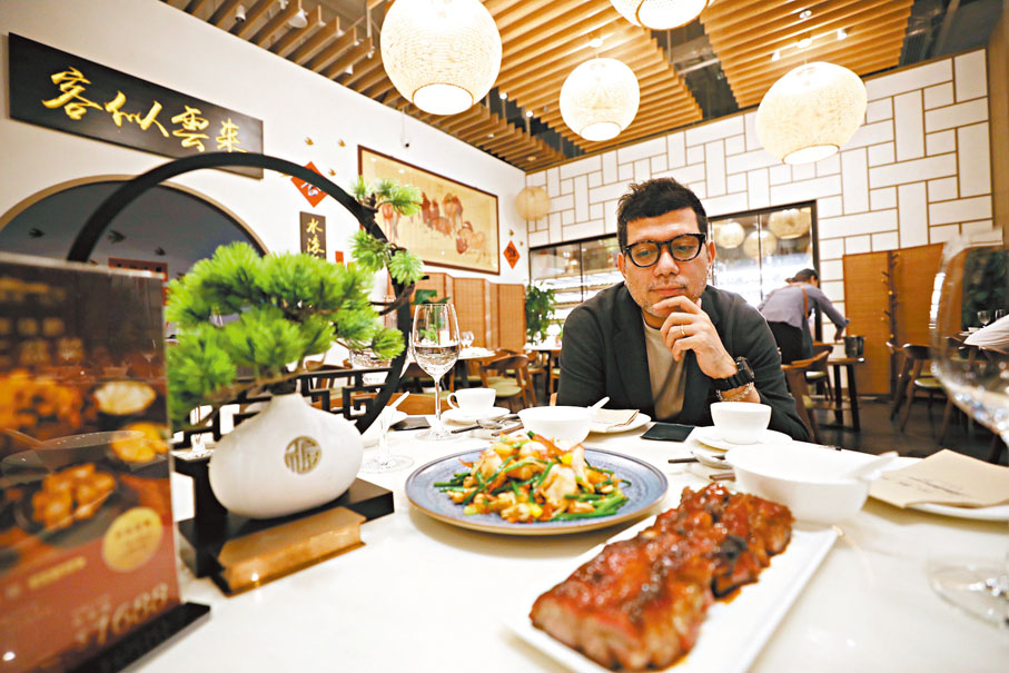 ◆潘健偉展示文苑飯莊的兩道招牌菜式。香港文匯報記者萬霜靈 攝